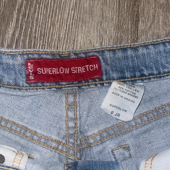 Vintage Levi’s Women's Blue Denim Shorts size 9 super low stretch 2 inch inseam - Picture 2 of 7